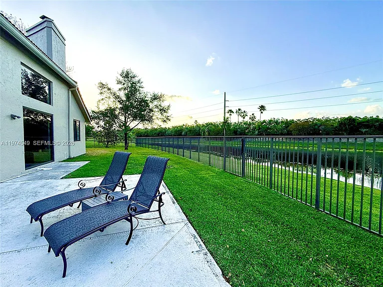 400 Alexandra Cir — Photo 83
