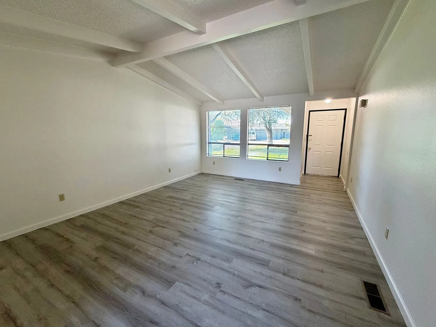 4903 Castleview Drive — Photo 3