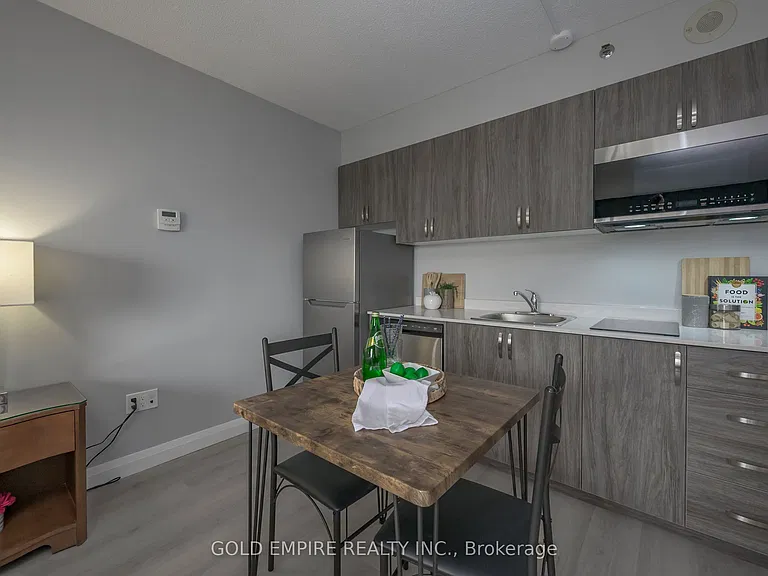 300 King St #STUDIO — Photo 6