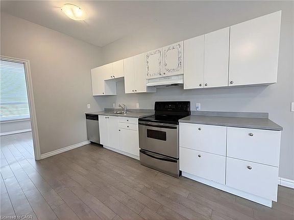 5th image of 105 Cheever St