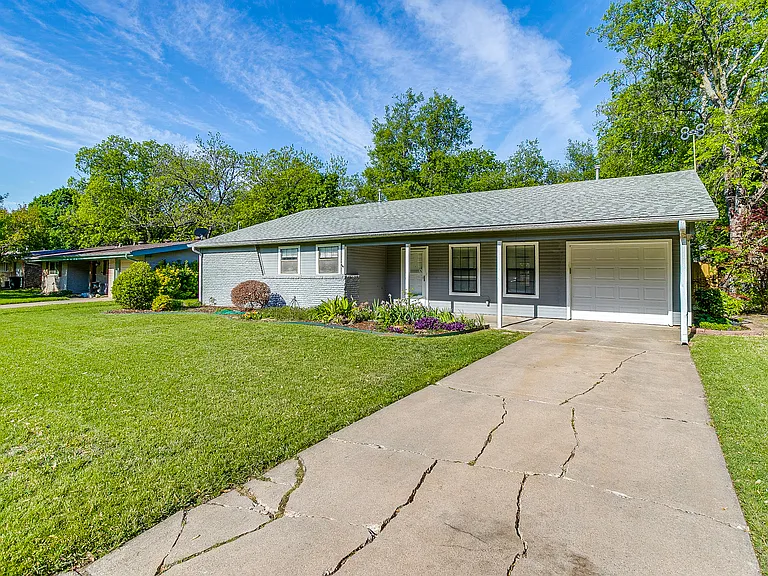 1104 Sproles Dr — Photo 3