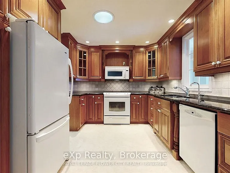 85 William St N #401 — Photo 2