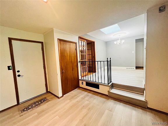 4th image of 30 Lakeside Ct