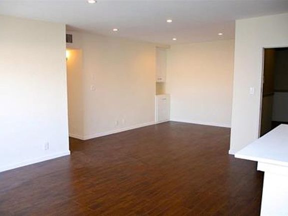 3rd image of 5403 Newcastle Ave APT 40