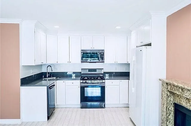 6736 Greenbush Ave — Photo 7