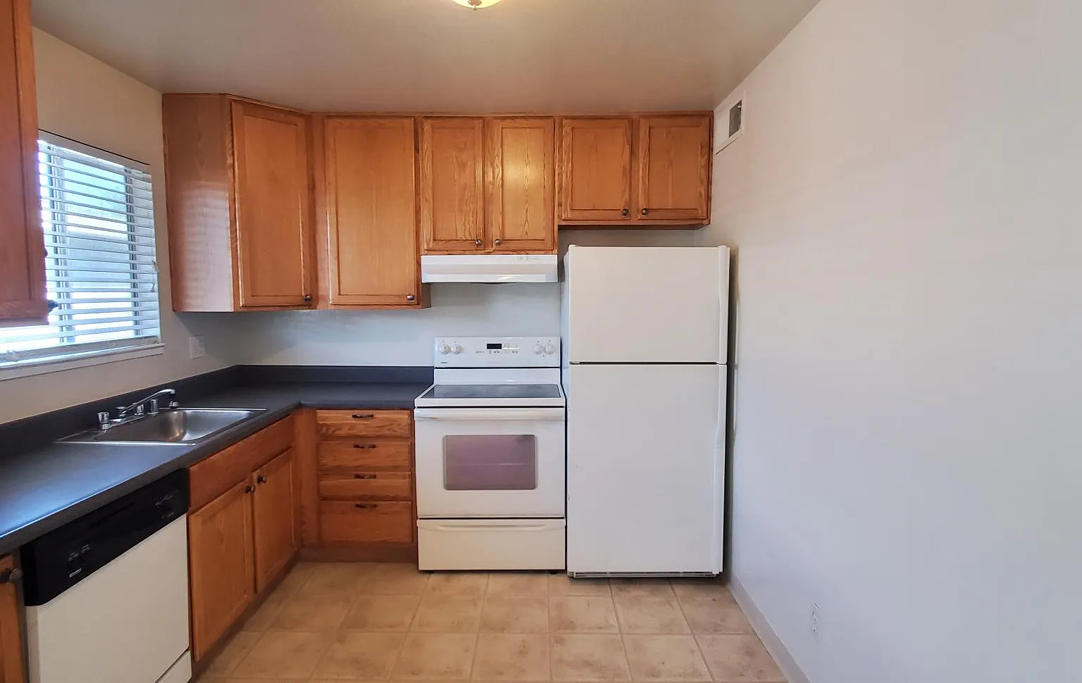 2 bed, 768 sqft, $1,545 — Photo 2