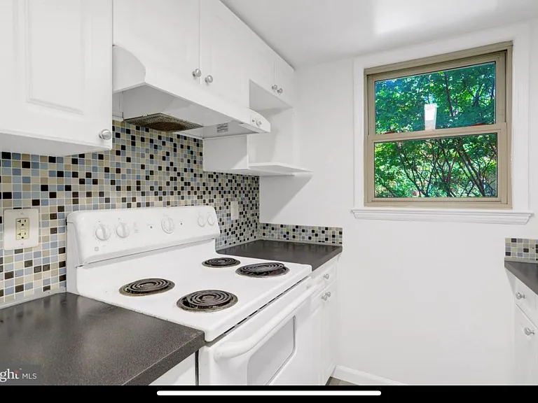 2036 N Woodrow St — Photo 11