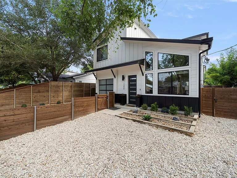 1306 E 3rd St #1 — Photo 2