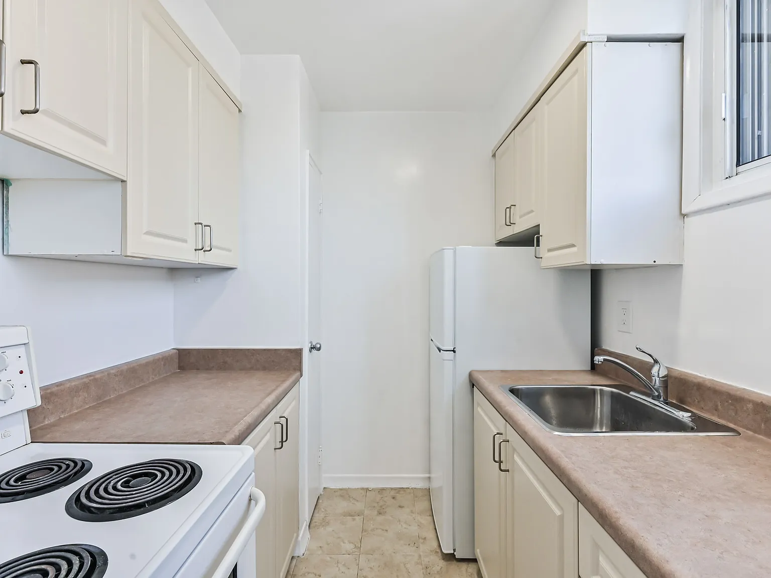 Davisville Tower — Photo 4