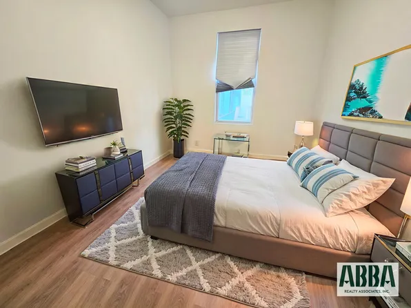 504 Midwood Street image 3 of 6