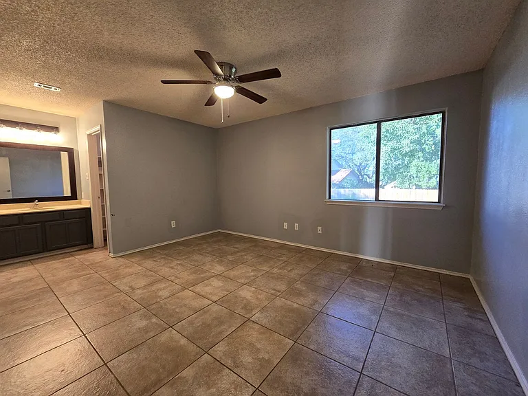 5647 Timberhurst — Photo 3