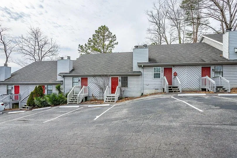 Amberwood Chalet: Modern Comfort in Chattanooga — Photo 1
