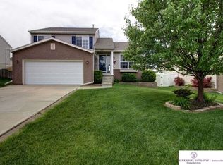 15821 Cottonwood Ave, Omaha, NE 68136