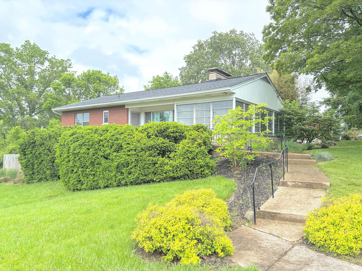 1014 Blossom Dr photo 1