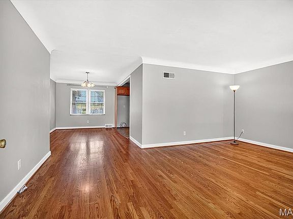 5th image of 24 Valley Dr