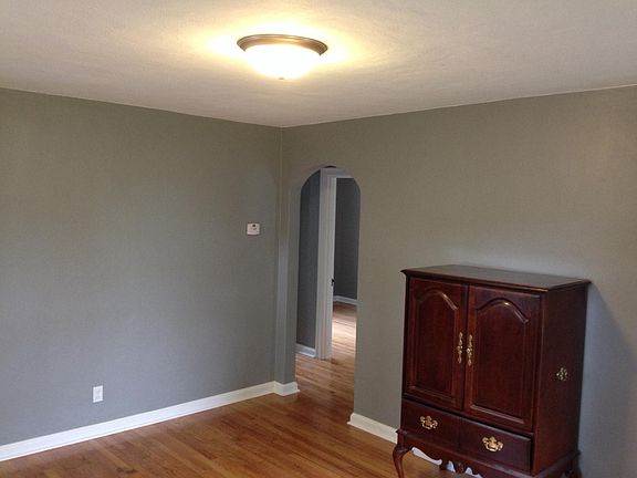 Large Living Room - Arched doorways threw out the home