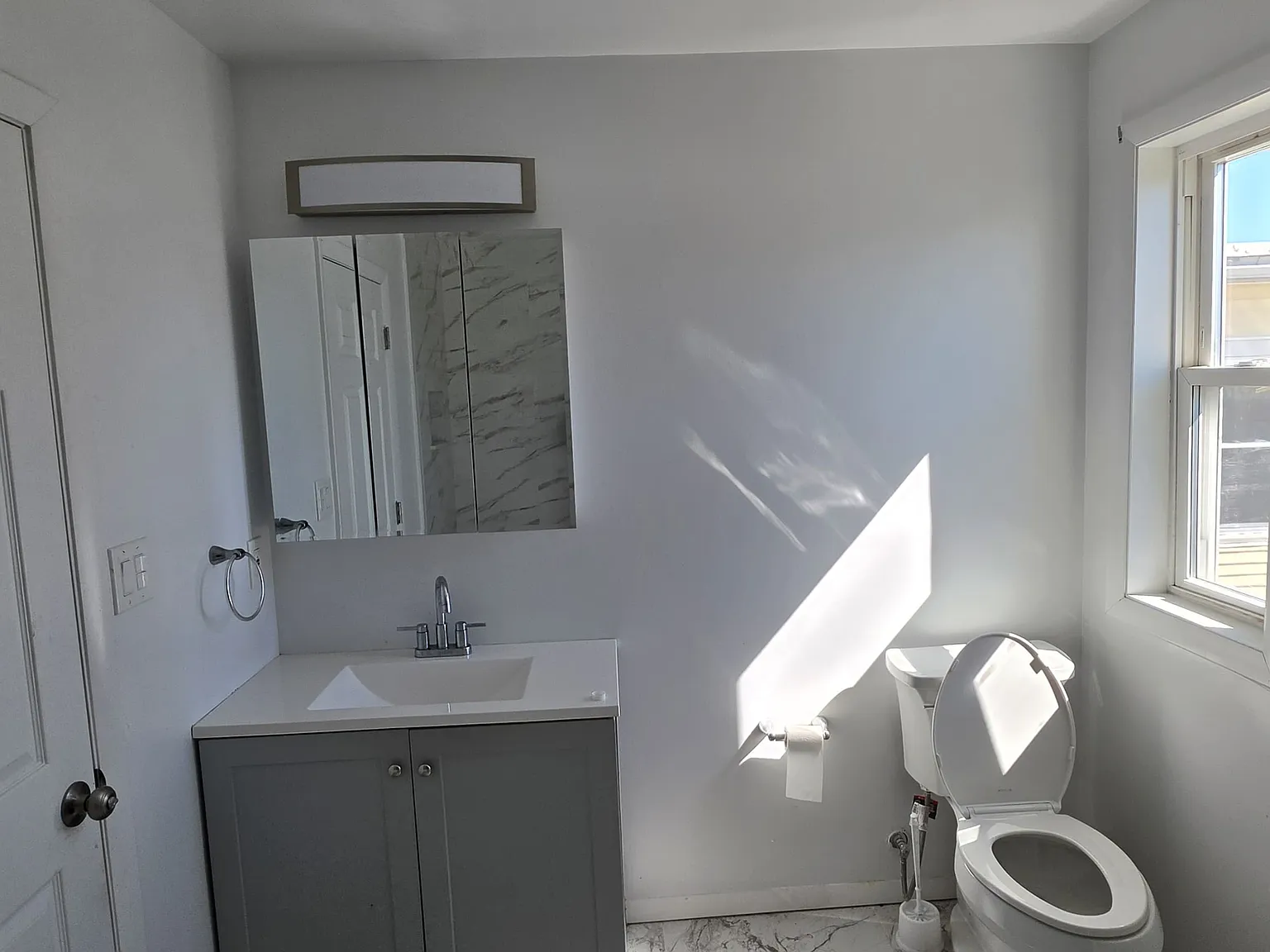 3 bed, 900 sqft, $2,200 — Photo 2
