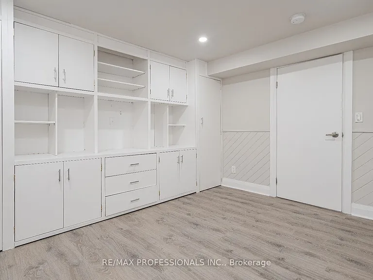 364 Rathburn Rd — Photo 5