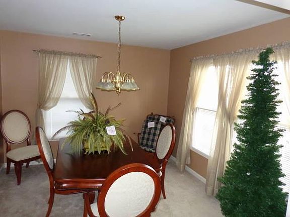 4th image of 302 Keenan Ln