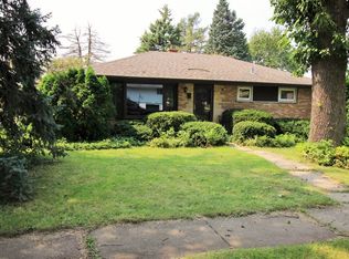 216 Hickory Dr, Crystal Lake, IL 60014