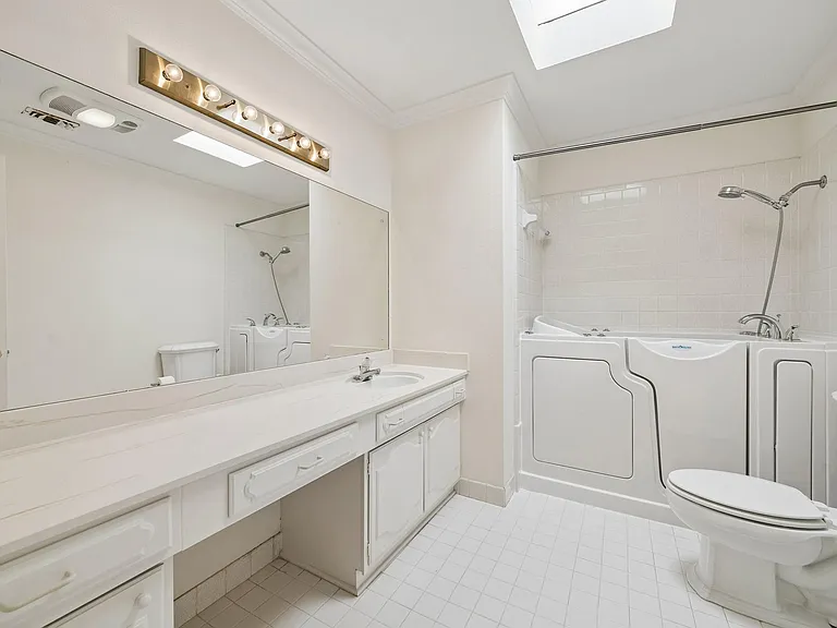 399 N Post Oak Ln #399 — Photo 8