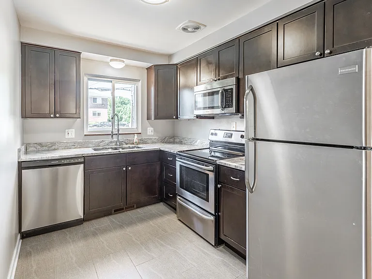 1909 Gardenia Ave #7 — Photo 4
