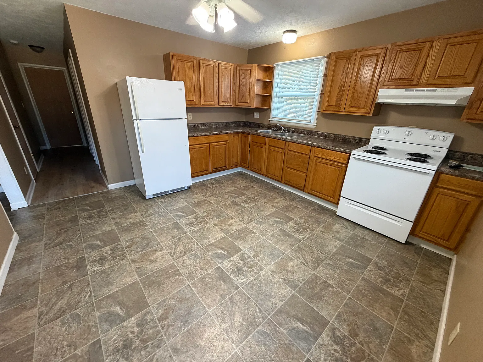 3 bed, 962 sqft, $1,345 — Photo 3