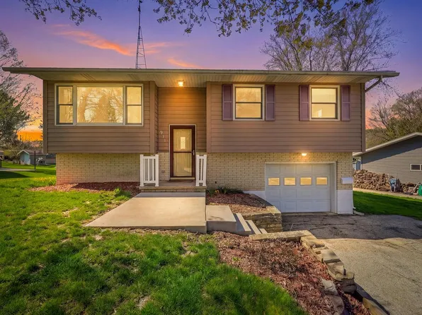 911 Mayer LANE, Mayville, WI 53050