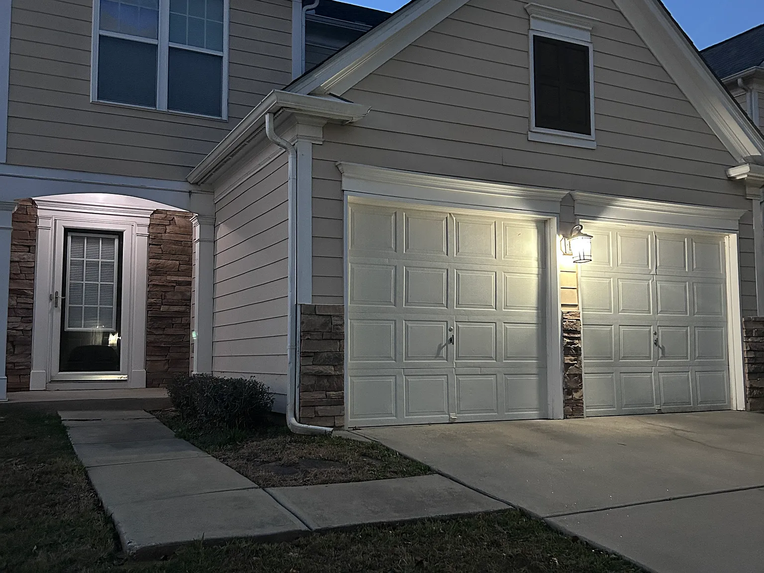 3 bed, 2.5 bath, 1376 sqft, $2,000 — Photo 2