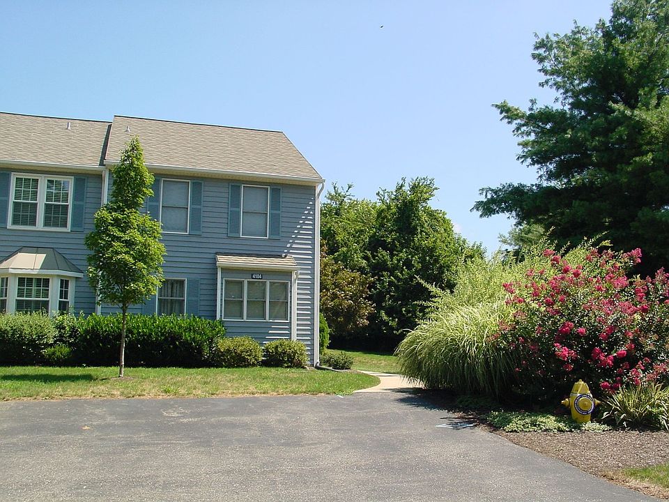 Beautiful updated 2 BR, 2.5 BA townhome in Springhill Farm