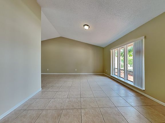 4th image of 899 NW 37th Ave