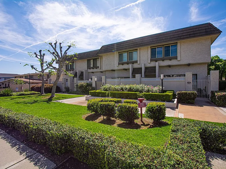 848 W Huntington Dr #28 — Photo 2