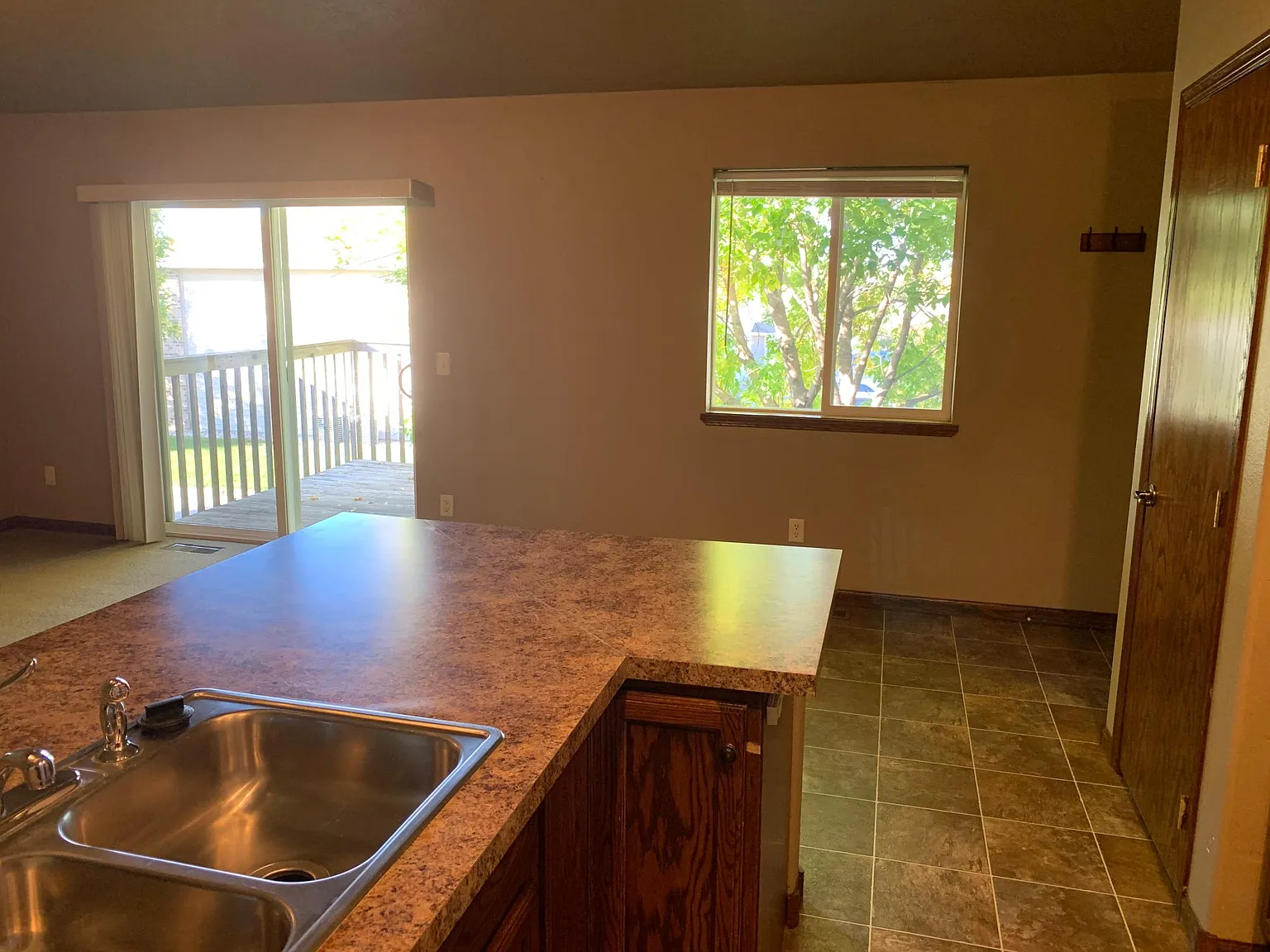 2 bed, 1050 sqft, $995 — Photo 2