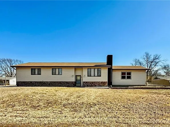 205 S Traster Ave, Altamont, KS 67330