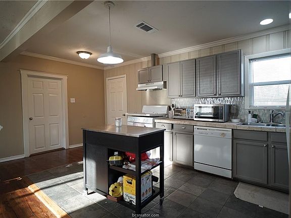 5th image of 701 Highlands St