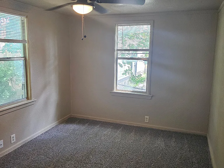 1407 N Phoenix Ave — Photo 12