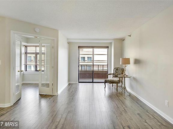 3rd image of 2400 Clarendon Blvd APT 1008