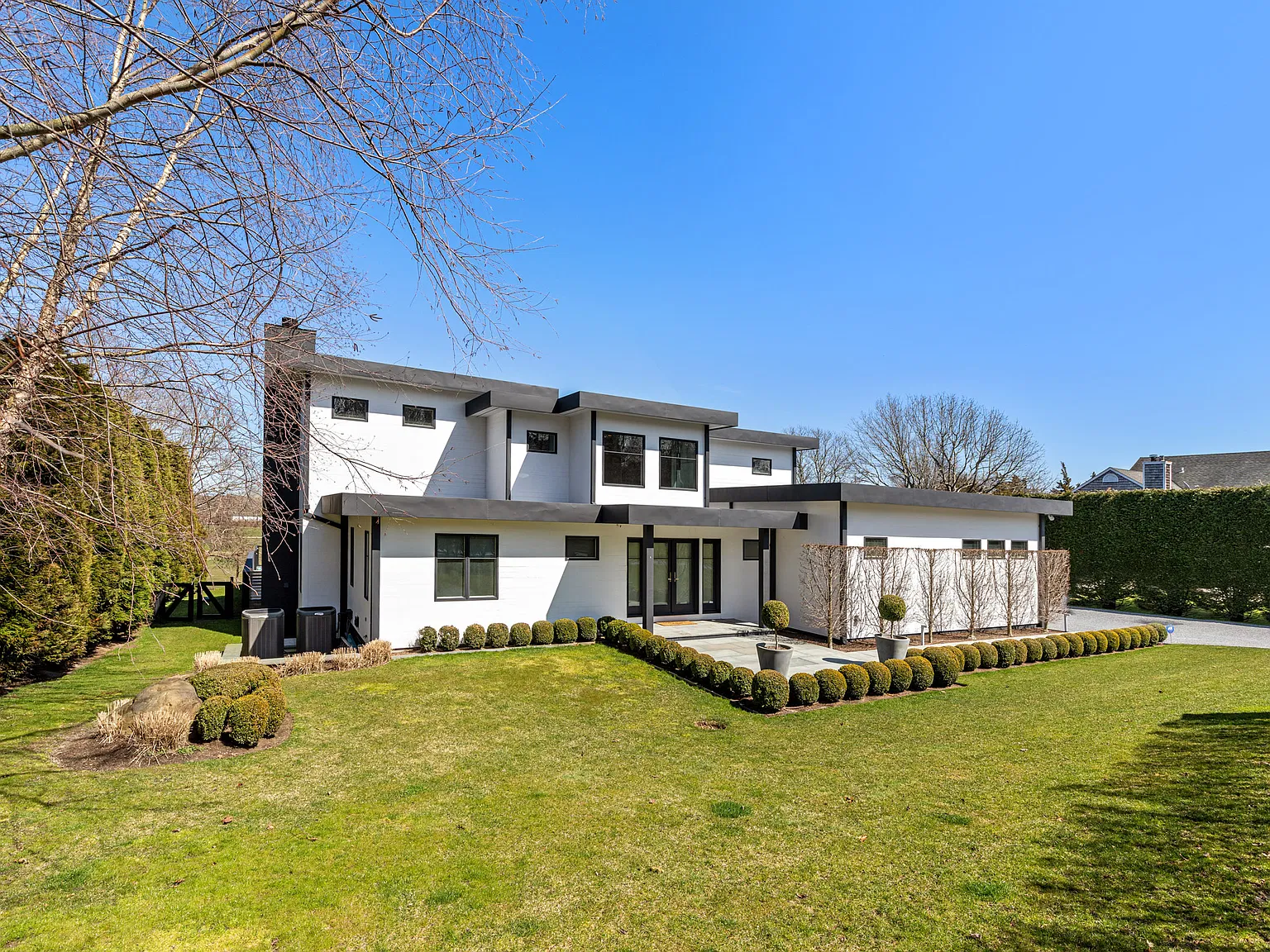 Southampton Modern Stunner - 5 Bed and Poolhouse! — Photo 3