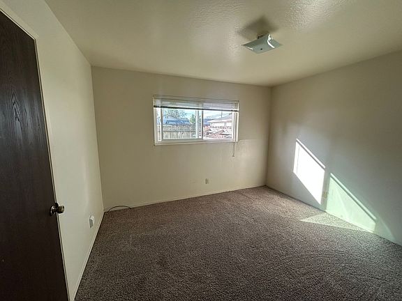 4th image of 953 Lupin Ave #5