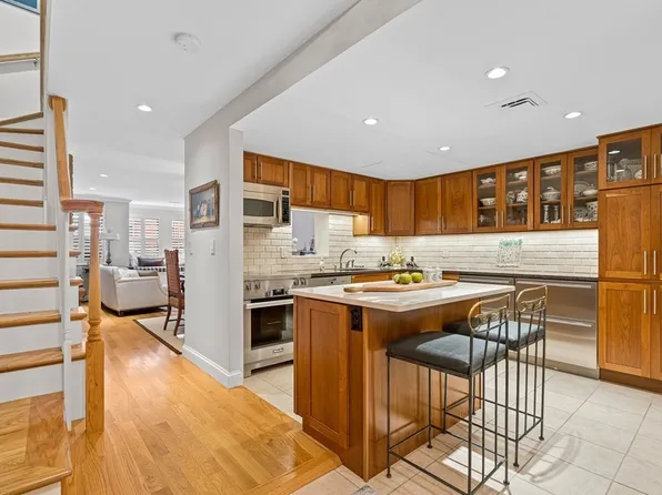 376 Commercial St APT 2G, Boston, MA 02109