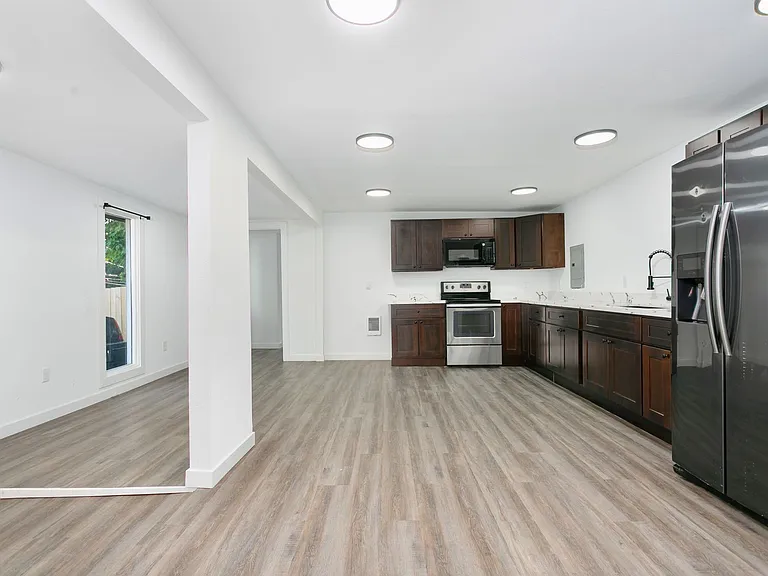 4919 Waller Rd E — Photo 20