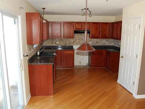 5th image of 2105 Greenview Dr