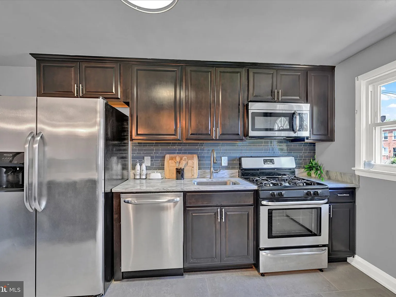 3 bed, 2.0 bath, 1582 sqft, $2,700 — Photo 3