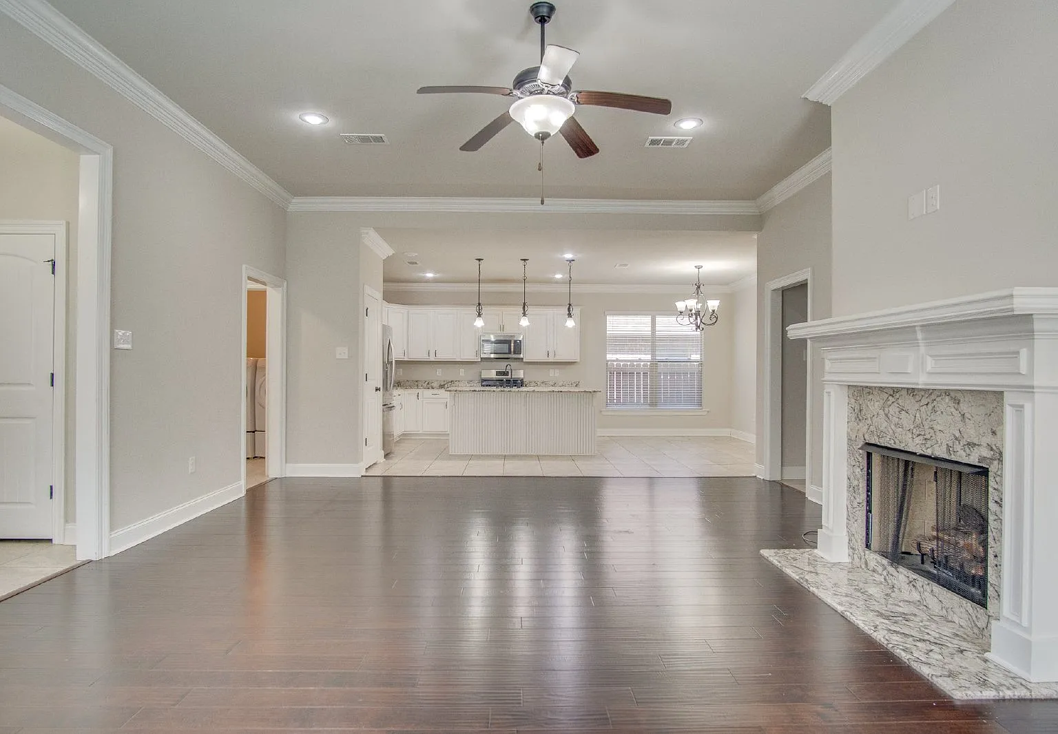 3 bed, 2.0 bath, 1974 sqft, $2,300 — Photo 4