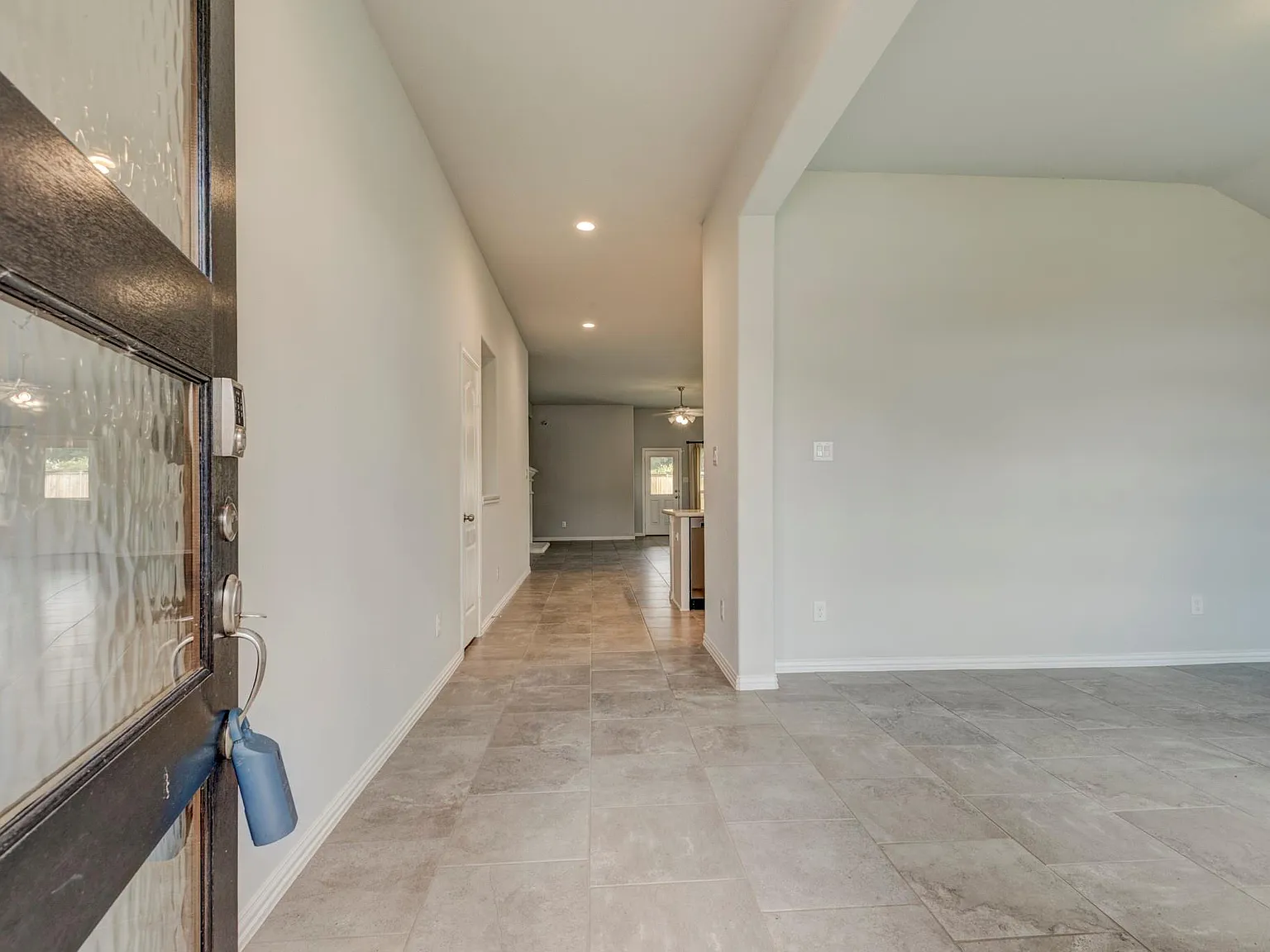 4 bed, 2.0 bath, 2065 sqft, $2,000 — Photo 2