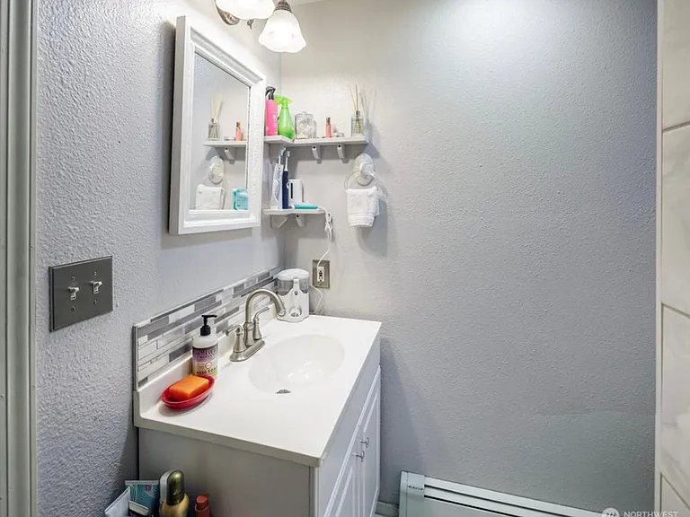 2043 Yew St — Photo 10