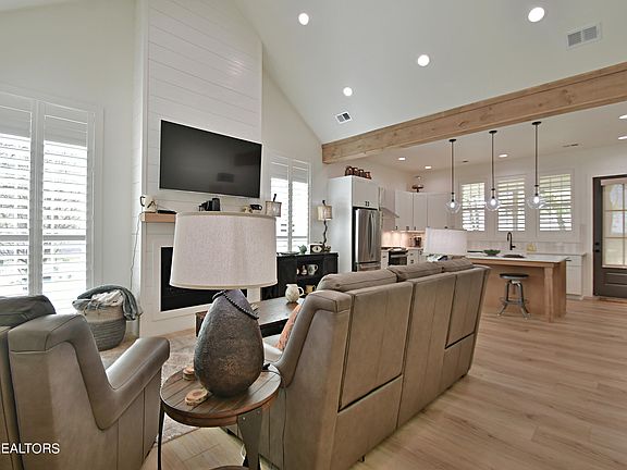 4th image of 310 Valley Dr