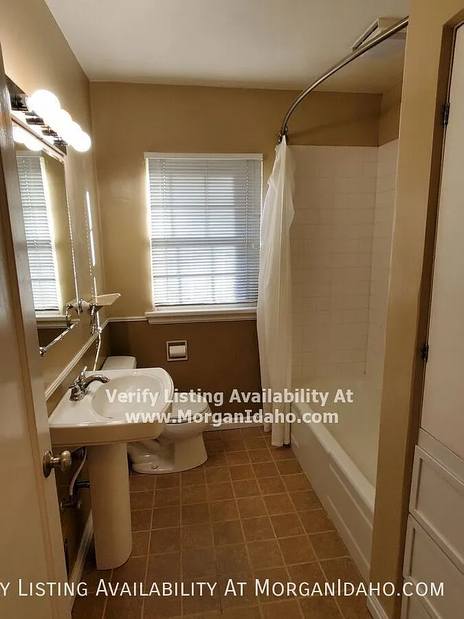 Fully fenced, Tons of storage, walking distance to parks and hiking trails — Photo 4