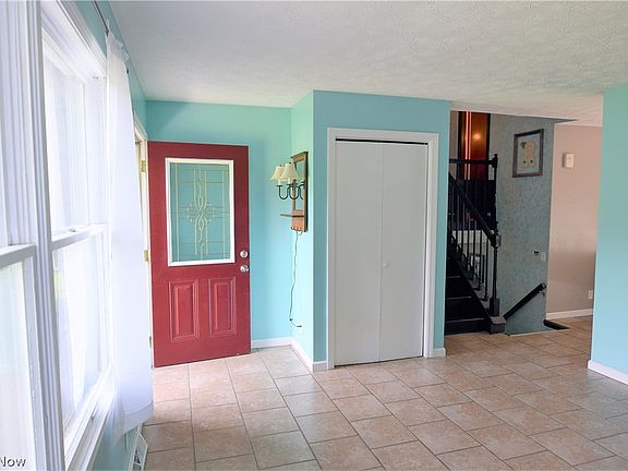 5th image of 472 Fairlane Dr NW