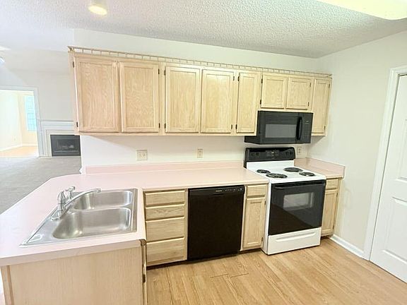 4th image of 121 Bayside Cir